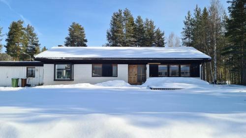 Villa Eni, Ferienhaus in Vidsel mit Sauna, Garten und gemütlicher Grillhütte