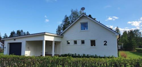 Villa Norrland, modern im skandinavischen Stil, mit Kamin, Garten und Saunafass